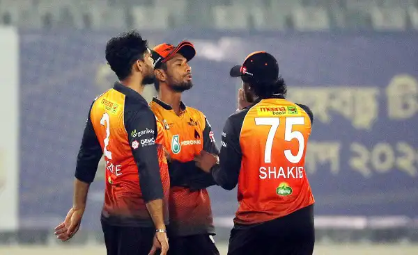 খুলনা দলের ক্রিকেটাররা ফাইনালে সাকিবের অনুপস্থিতিতে আলোচনা করছে।. Channel i News - চ্যানেল আই নিউজ