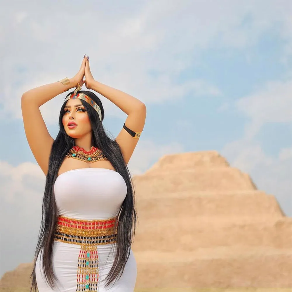 সালমা প্রাচীন স্থাপনার সামনে প্রাকৃতিক পরিবেশে দাঁড়িয়ে. Channel i News - চ্যানেল আই নিউজ