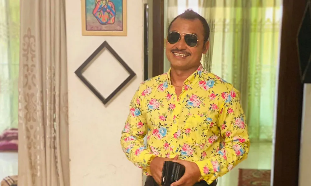 নির্মাতা জীবনের এন্ট্রি! ছবিতে একজন হাস্যোজ্জ্বল ব্যক্তি সানগ্লাস পরে. Channel i News - চ্যানেল আই নিউজ