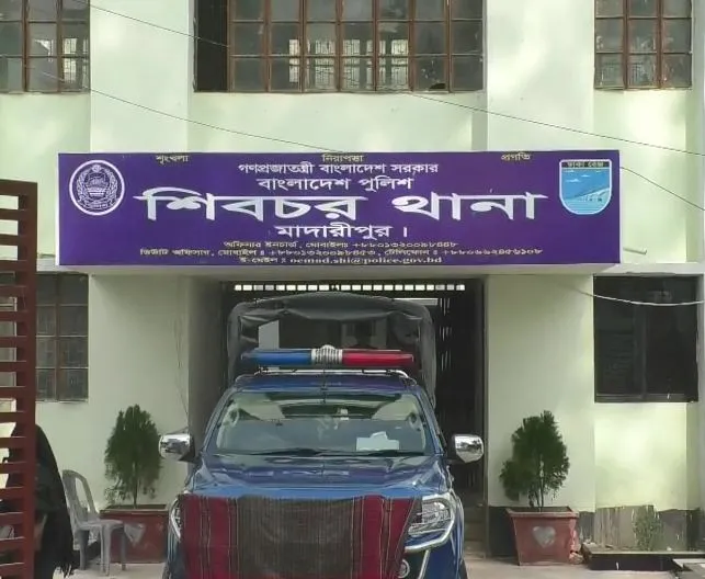 শিবচর থানার ভবনের সামনে পুলিশ গাড়ি ও গাছের পাত্র. Channel i News - চ্যানেল আই নিউজ