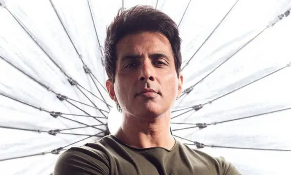 সোনু সুদের ছবি, তিনি একটি কালো টি-শার্ট পরেছেন. Channel i News - চ্যানেল আই নিউজ