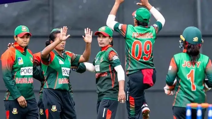 বাংলাদেশ নারী ক্রিকেট দলের খেলোয়াড়রা মাঠে একত্রিত।. Channel i News - চ্যানেল আই নিউজ