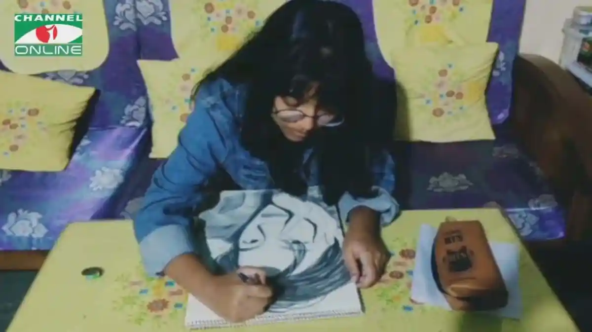 শিক্ষার্থী বই পড়ছে ও লেখার কাজ করছে, করোনার অবসরে শিক্ষার্থীরা. Channel i News - চ্যানেল আই নিউজ