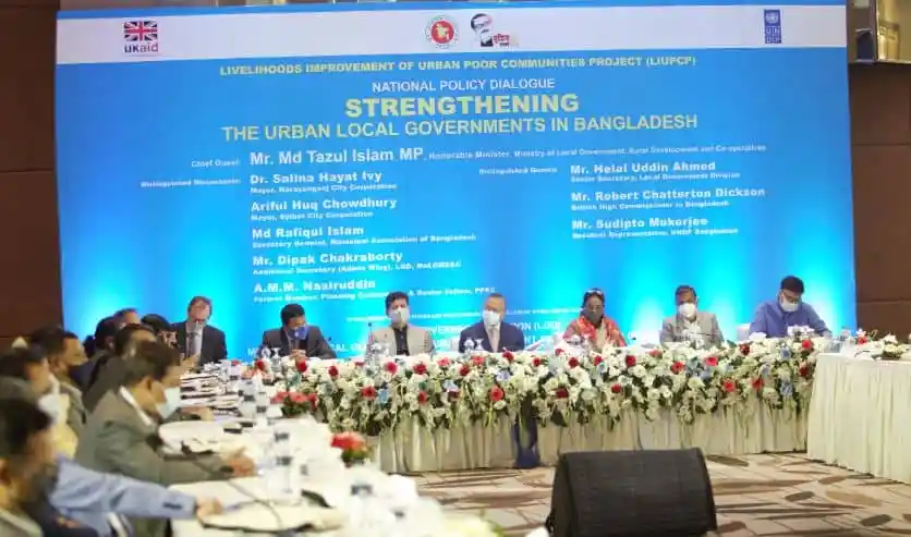 ফেরদৌস ওয়াহিদ সানগ্লাস পরা, হাসিমুখে পোজ দিচ্ছেন. Channel i News - চ্যানেল আই নিউজ