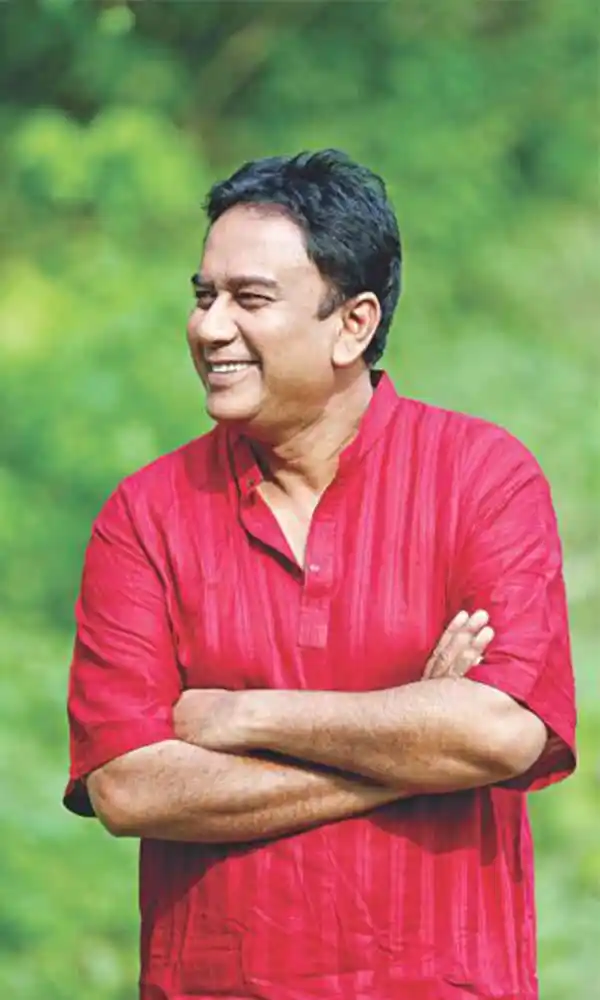 ফেরদৌস ওয়াহিদ সবুজ শার্ট ও সানগ্লাসে হাসিমুখে ছবি. Channel i News - চ্যানেল আই নিউজ