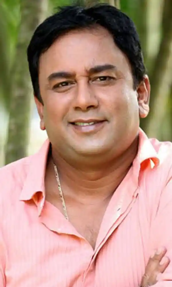 ফেরদৌস ওয়াহিদ সবুজ শার্ট ও সানগ্লাসে হাসিমুখে ছবি. Channel i News - চ্যানেল আই নিউজ