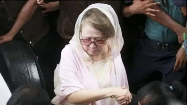 খালেদা জিয়া আদালত ভবনে উপস্থিত, চোখে অশ্রু, সমর্থকদের সঙ্গে।. Channel i News - চ্যানেল আই নিউজ