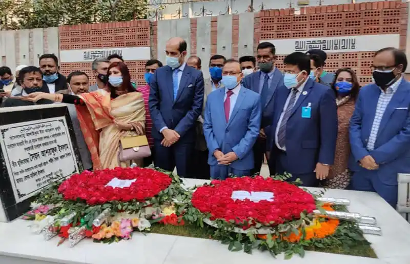 নেতৃত্বশীল ব্যক্তিরা সৈয়দ আশরাফের স্মরণে ফুলের পুষ্পস্তবক অর্পণ করছেন. Channel i News - চ্যানেল আই নিউজ