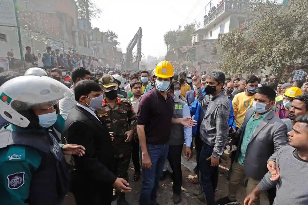 অবৈধ দখলদারদের বিরুদ্ধে অভিযান চালাচ্ছেন কর্মকর্তারা. Channel i News - চ্যানেল আই নিউজ