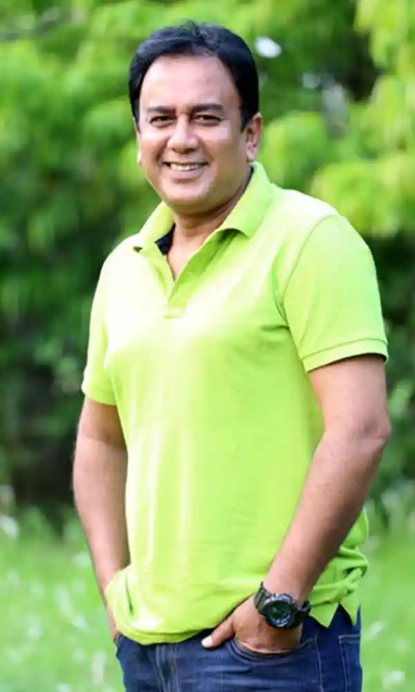 ফেরদৌস ওয়াহিদ সবুজ শার্ট ও সানগ্লাসে হাসিমুখে ছবি. Channel i News - চ্যানেল আই নিউজ
