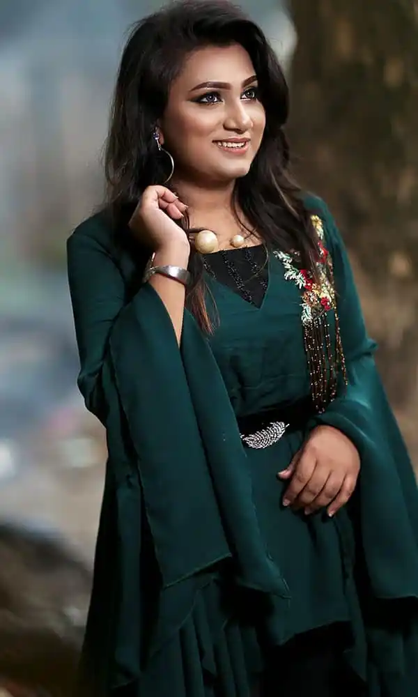 ফেরদৌস ওয়াহিদ হাসিমুখে, কালো শার্ট পরা, চুলে সাদা দাগ. Channel i News - চ্যানেল আই নিউজ