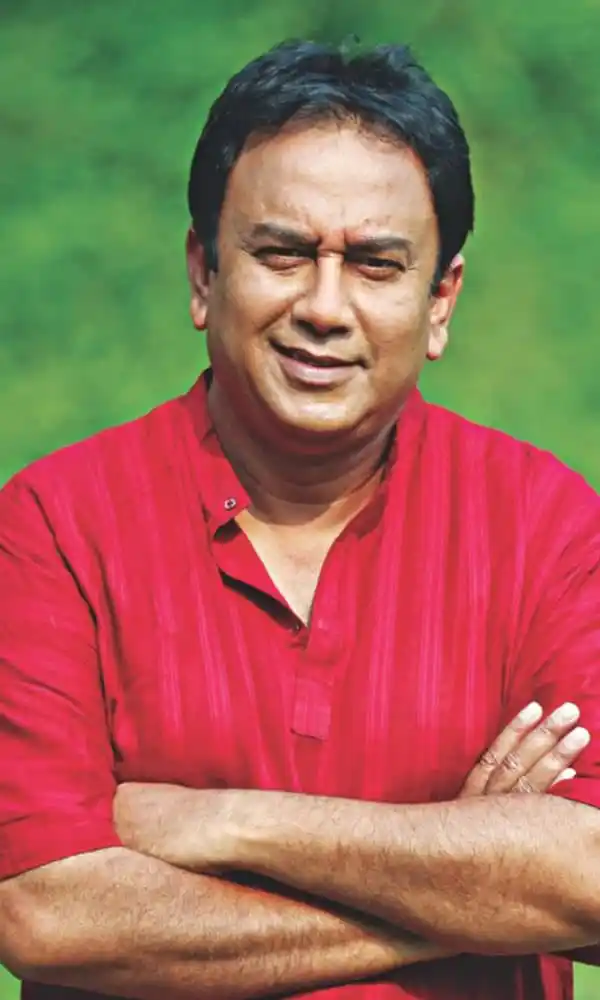 ফেরদৌস ওয়াহিদ সানগ্লাস পরা, হাসিমুখে পোজ দিচ্ছেন. Channel i News - চ্যানেল আই নিউজ