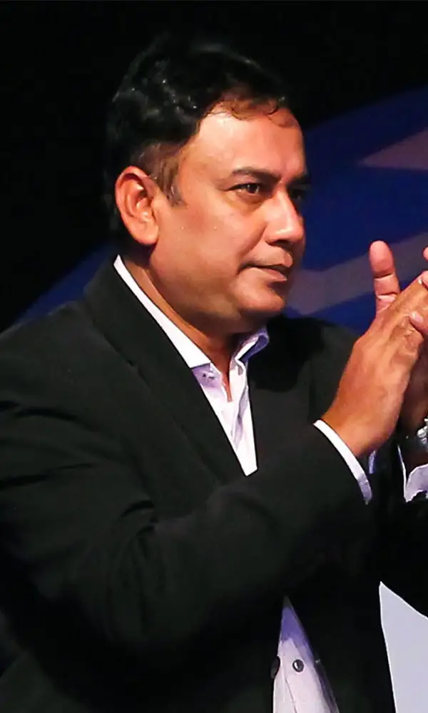 ফেরদৌস ওয়াহিদ সানগ্লাস পরা, হাসিমুখে পোজ দিচ্ছেন. Channel i News - চ্যানেল আই নিউজ