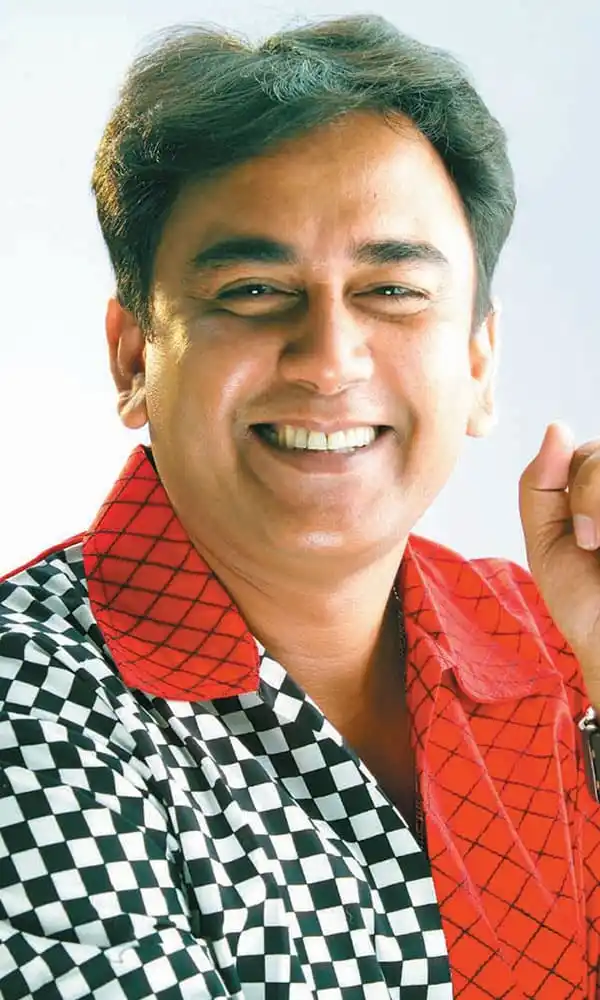 ফেরদৌস ওয়াহিদ সানগ্লাস পরা, হাসিমুখে পোজ দিচ্ছেন. Channel i News - চ্যানেল আই নিউজ