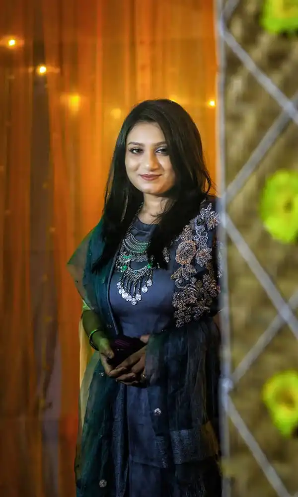 ফেরদৌস ওয়াহিদ হাসিমুখে, কালো শার্ট পরা, চুলে সাদা দাগ. Channel i News - চ্যানেল আই নিউজ