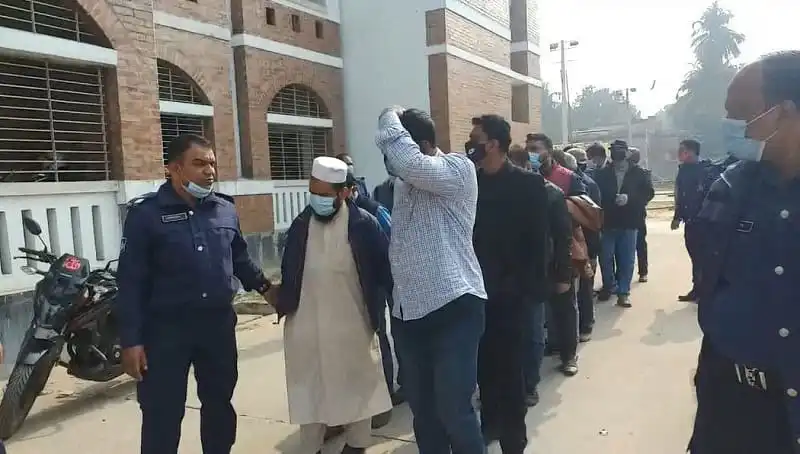 জেল হাজত থেকে বের হওয়ার জন্য মানুষজন লাইনে দাঁড়িয়েছে।. Channel i News - চ্যানেল আই নিউজ