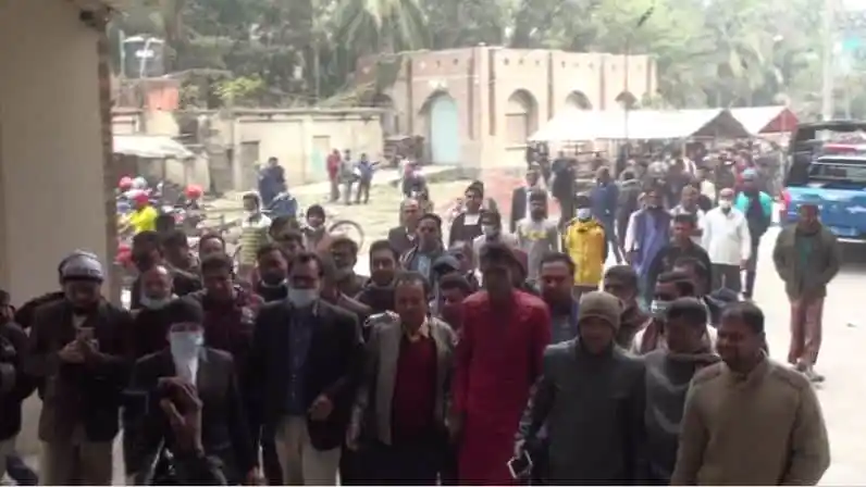 প্রধানমন্ত্রীর গাড়িবহরে হামলার মামলায় আদালত ভবনের সামনে জনতার ভিড়।. Channel i News - চ্যানেল আই নিউজ