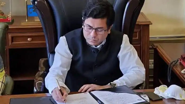 সাঈদ খোকন লিখছেন, বসে আছেন অফিসে, পেন দিয়ে নোট নিচ্ছেন. Channel i News - চ্যানেল আই নিউজ