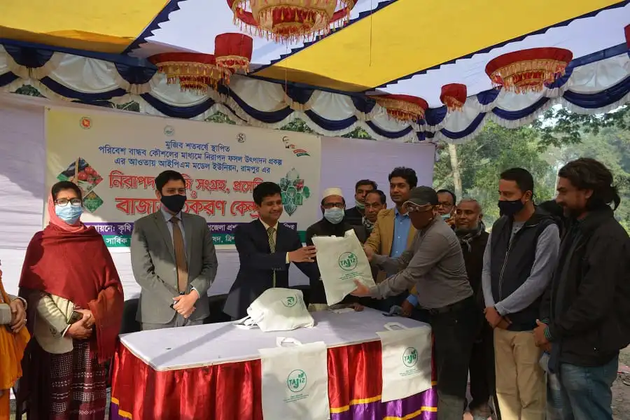 নিরাপদ ফসল উৎপাদন প্রকল্পের জন্য কৃষি কর্মকর্তাদের মধ্যে চুক্তিপত্র স্বাক্ষর. Channel i News - চ্যানেল আই নিউজ
