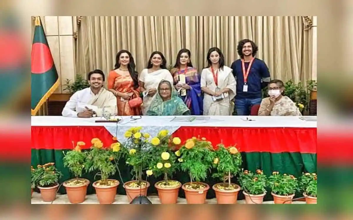 প্রধানমন্ত্রী শেখ হাসিনা দিঘির সঙ্গে সাক্ষাৎকারে অংশগ্রহণকারী নেতৃবৃন্দের সঙ্গে ছবি. Channel i News - চ্যানেল আই নিউজ