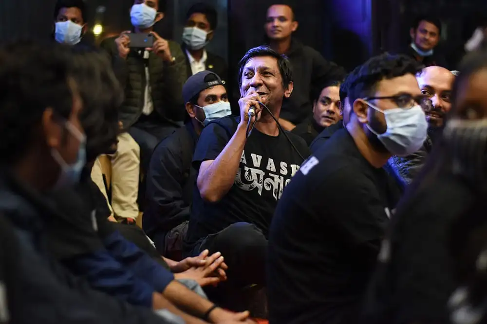 শিল্পীরা ও দর্শকরা masks পরে সঙ্গীত অনুষ্ঠানে অংশগ্রহণ করছে. Channel i News - চ্যানেল আই নিউজ