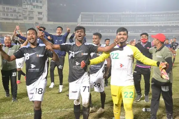 বসুন্ধরা ফুটবল দল ফেডারেশন কাপের জয় উদযাপন করছে. Channel i News - চ্যানেল আই নিউজ