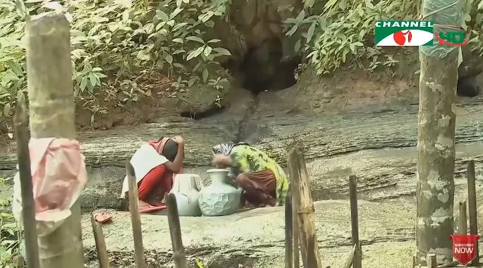 পানির উৎস থেকে পানি সংগ্রহ করছে দুই নারী, উপকূলে পানির সংকট মোকাবিলায় উদ্যোগ. Channel i News - চ্যানেল আই নিউজ