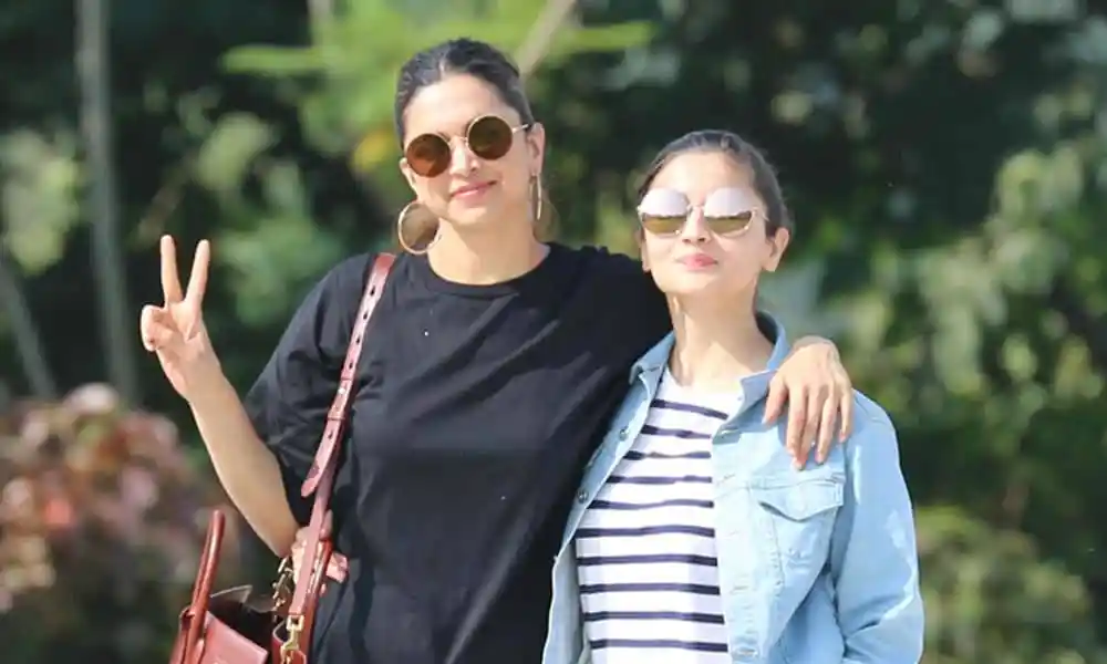দুজন নারী বন্ধু sunglasses পরা outdoor ছবি. Channel i News - চ্যানেল আই নিউজ