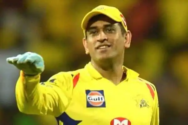 ধোনি আইপিএল খেলোয়াড় হিসেবে পরিচিত, হাসিমুখে হাত উঁচু করে ধরা. Channel i News - চ্যানেল আই নিউজ