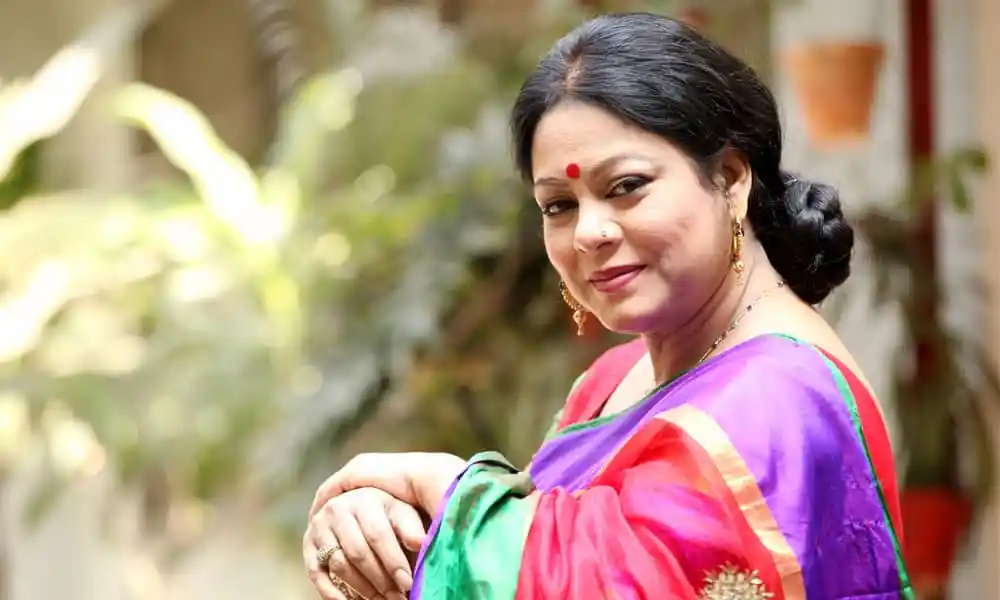 বাংলার ঐতিহ্যবাহী পোশাক পরা এক মহিলার ছবি. Channel i News - চ্যানেল আই নিউজ
