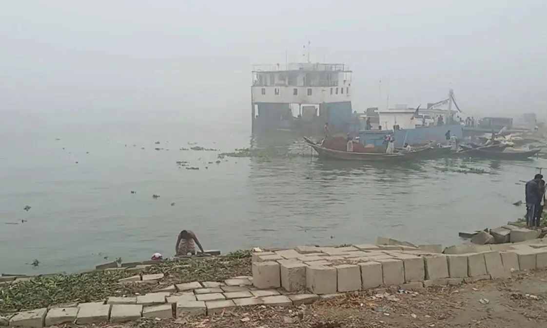 ঘন কুয়াশায় ঢাকা চাঁদপুর-শরীয়তপুর নৌরুটে ফেরি বন্ধ. Channel i News - চ্যানেল আই নিউজ
