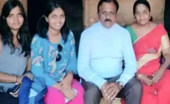 একটি পরিবারের চারজন সদস্যের ছবি, দুই মেয়ে ও তাদের মা-বাবা. Channel i News - চ্যানেল আই নিউজ