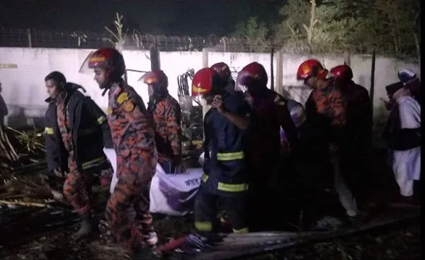 নিরাপত্তা কর্মীরা আগুনে পুড়ে নিহত পরিবারের জন্য তৎপর. Channel i News - চ্যানেল আই নিউজ