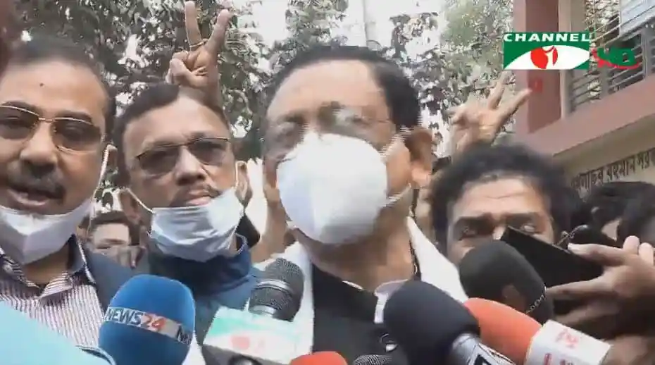 আওয়ামী লীগ প্রার্থী নির্বাচনী প্রচারে গণমাধ্যমের সঙ্গে সাক্ষাৎকার নিচ্ছেন. Channel i News - চ্যানেল আই নিউজ