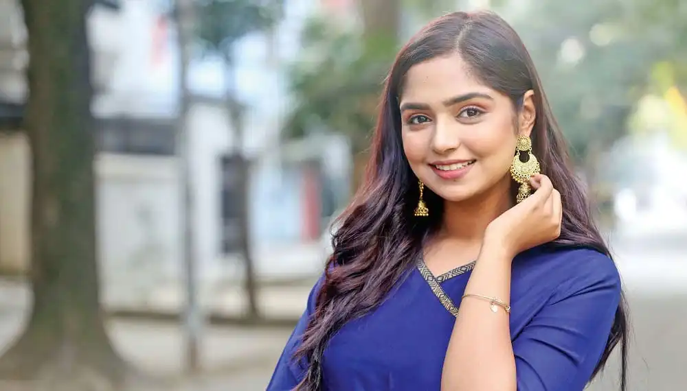 শিক্ষিতা তরুণী হাসিমুখে, বাংলার সংবাদ পোর্টাল চ্যানেল আই অনলাইনের জন্য. Channel i News - চ্যানেল আই নিউজ