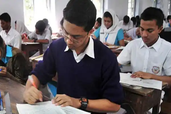 ছাত্ররা পরীক্ষার জন্য প্রস্তুতি নিচ্ছে, ক্লাসরুমে মনোযোগী. Channel i News - চ্যানেল আই নিউজ