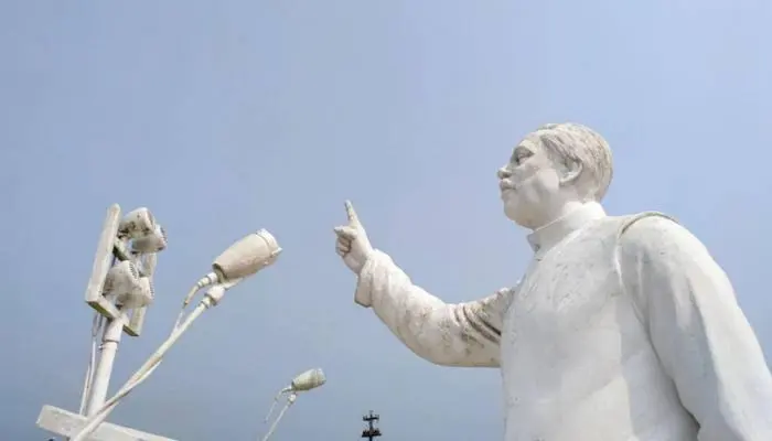 বঙ্গবন্ধুর ভাস্কর্য ও মাইক্রোফোনের সামনে বক্তা. Channel i News - চ্যানেল আই নিউজ