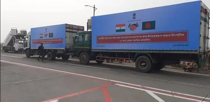 বাংলাদেশ ও ভারতের পতাকা সহ ট্রাকগুলো সীমান্তে দাঁড়িয়ে রয়েছে. Channel i News - চ্যানেল আই নিউজ