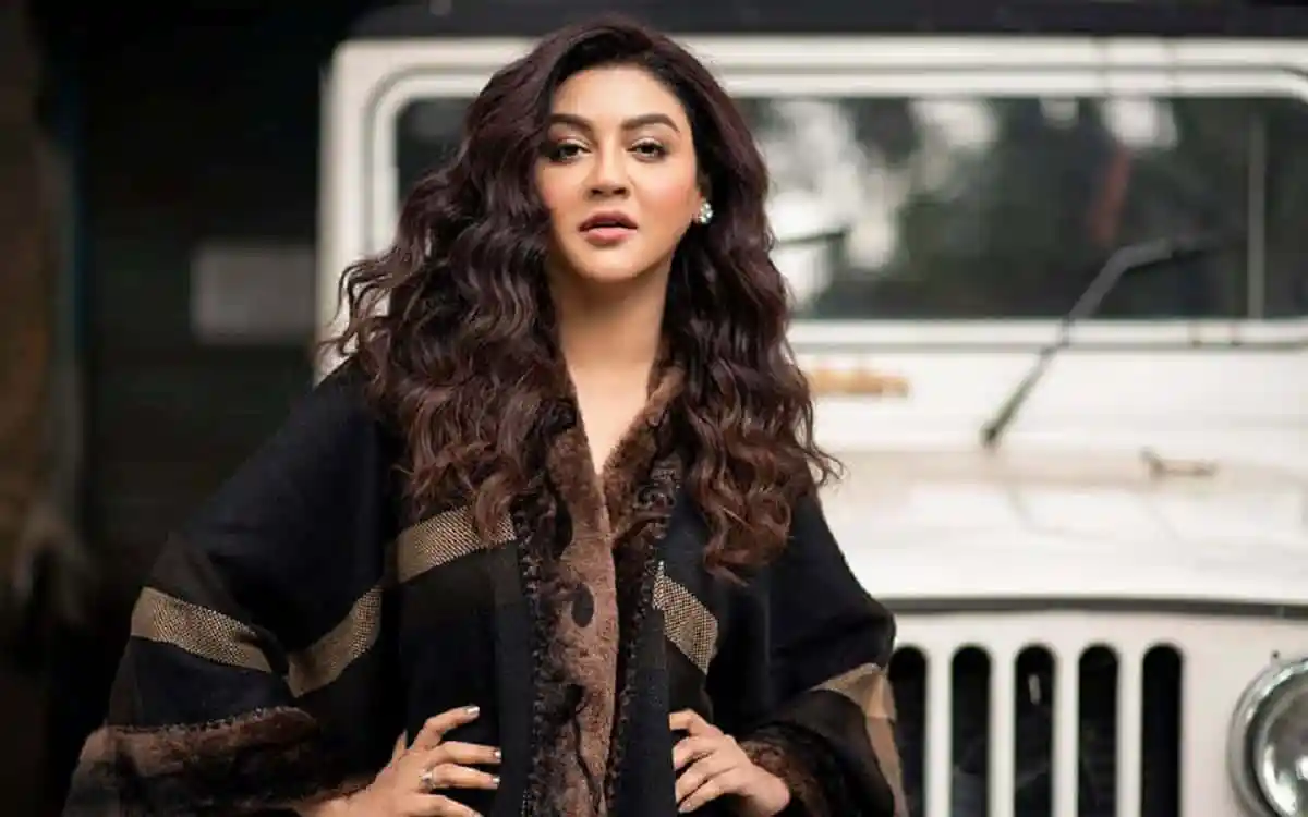 বাংলাদেশের একজন নারী সাংবাদিক, পেশাদার পোশাক পরা, ক্যামেরার সামনে দাঁড়িয়ে. Channel i News - চ্যানেল আই নিউজ