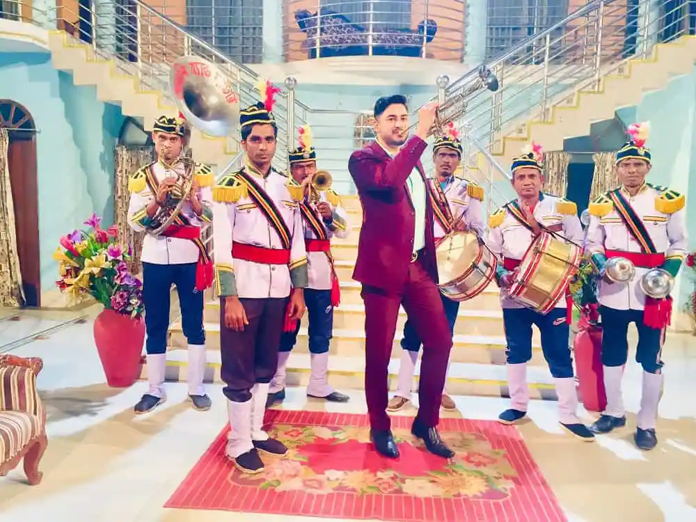 ব্যান্ডের সদস্যরা সঙ্গীত পরিবেশন করছে, একটি সুন্দর অভ্যন্তরীণ সেটিংয়ে. Channel i News - চ্যানেল আই নিউজ