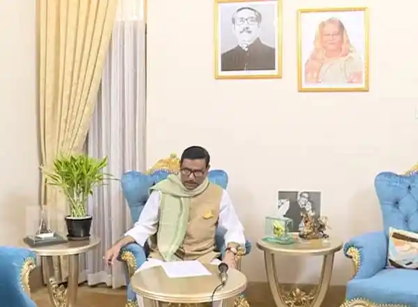 বিএনপি নেতাদের সঙ্গে বৈঠকে বসে নেতা, পেছনে ছবি ও স্মারক. Channel i News - চ্যানেল আই নিউজ