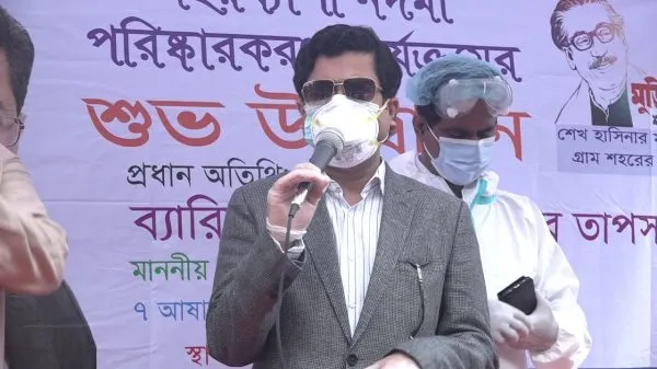 সাঈদ খোকন PPE পরিহিত অবস্থায় জনসম্মুখে বক্তব্য দিচ্ছেন।. Channel i News - চ্যানেল আই নিউজ