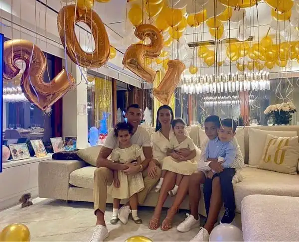 পরিবারের সঙ্গে নতুন বছরের উদযাপন, balloons ও decorations সহ. Channel i News - চ্যানেল আই নিউজ