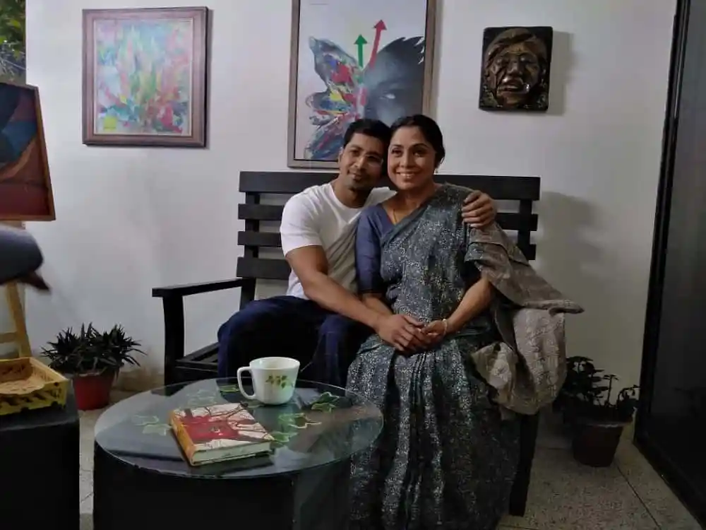 দম্পতি হাসিমুখে বসে ছবি তোলেন, আর্ট গ্যালারিতে. Channel i News - চ্যানেল আই নিউজ