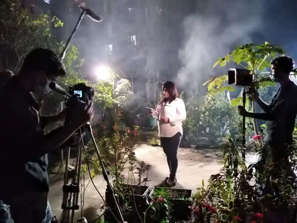 শুটিং সেটে একজন নারী অভিনেত্রী, ক্যামেরা ও আলোকসজ্জা সহ. Channel i News - চ্যানেল আই নিউজ