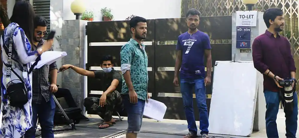 চ্যানেল আই অনলাইন কর্মীরা শুটিং হাউজের বাইরে আলোচনা করছে. Channel i News - চ্যানেল আই নিউজ