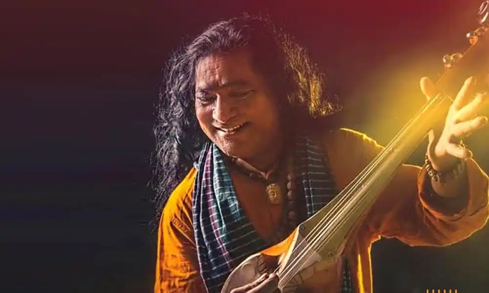 শফি মণ্ডল গিটার বাজাচ্ছেন, আনন্দে মুখ ভরে হাসছেন. Channel i News - চ্যানেল আই নিউজ