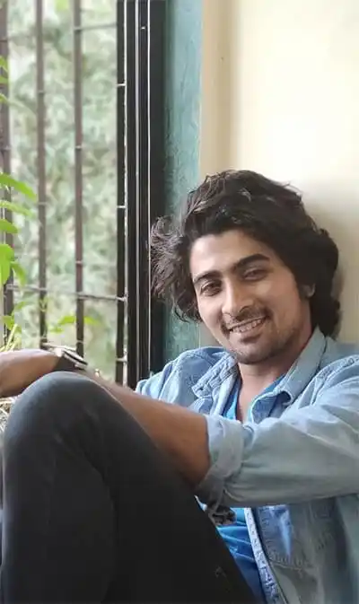 প্রাকৃতিক আলোতে হাসিমুখে যুবক ছবি, চ্যানেল আই অনলাইন. Channel i News - চ্যানেল আই নিউজ