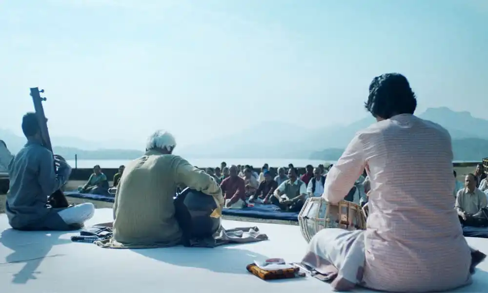 নদীর পাড়ে ধর্মীয় আচার অনুষ্ঠানে অংশগ্রহণ করছে সাধু ও ভক্তরা. Channel i News - চ্যানেল আই নিউজ