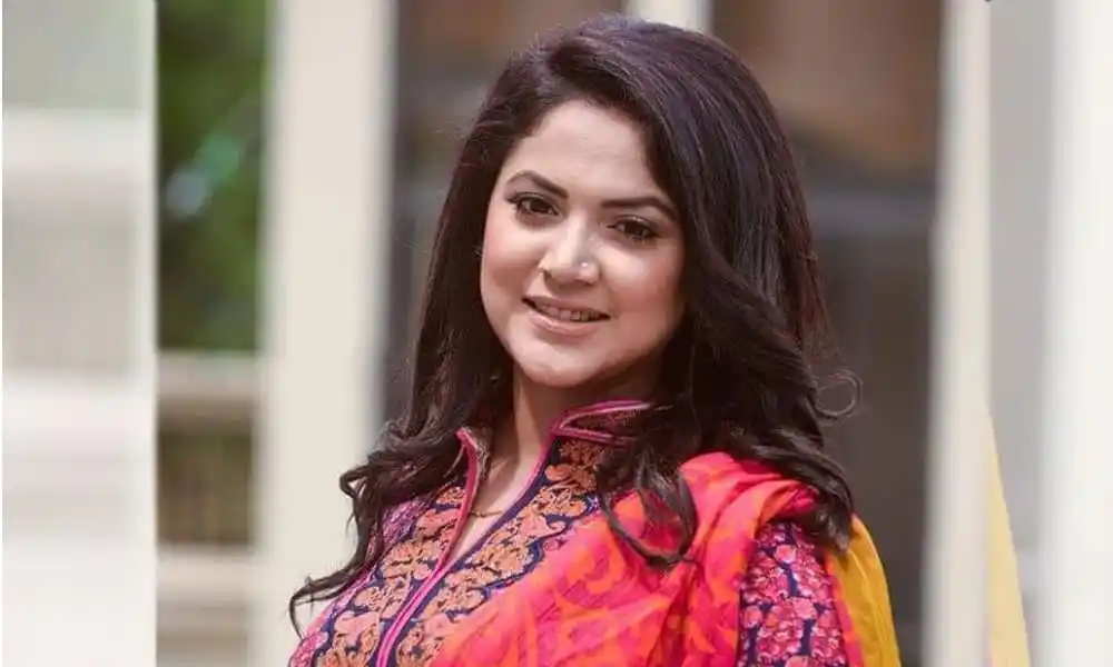 উর্মিলা হাসিমুখে পোজ দিয়ে ছবি তুলেছেন, পরনে রঙিন শাড়ি. Channel i News - চ্যানেল আই নিউজ